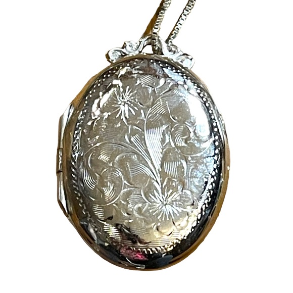 - Vintage Dynasty STERLING 925 fancy Victorian style etched oval locket ne… - Picture 3 of 7